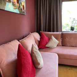 Gemütliches Apartment am Tegernsee: stilvolles Wohnzimmer mit Kunst & Komfort. Ideal für Entspannung nach Tegernsee-Ausflügen.