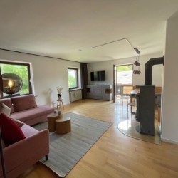 Gemütlicher Wohnraum mit moderner Einrichtung, ideal für einen erholsamen Aufenthalt in Tegernsee.