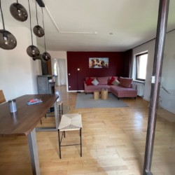 Gemütliches Apartment in Tegernsee mit stilvollem Wohnzimmer und moderner Einrichtung, ideal für einen erholsamen Urlaub.