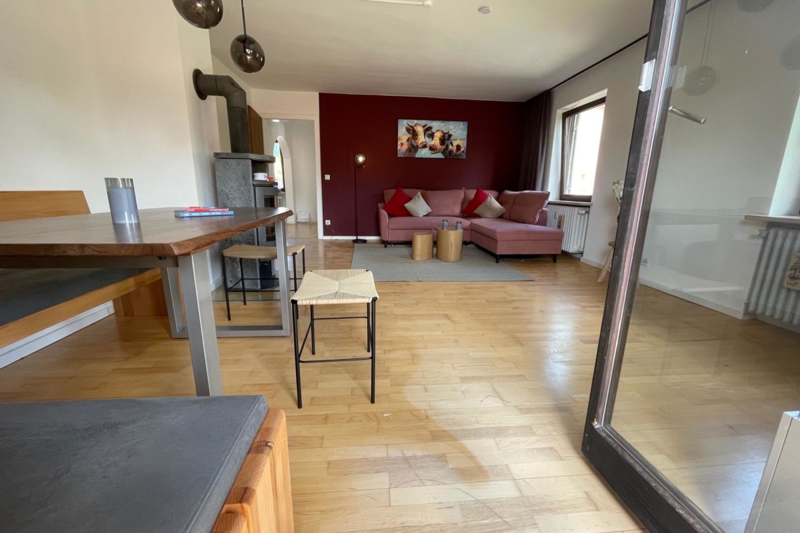 Gemütliches Apartment am Tegernsee mit moderner Einrichtung und hellem Wohnzimmer. Ideal für Urlaub in Tegernsee.