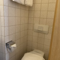 Helles, sauberes Badezimmer in Bad Wiesseer FeWo mit Komfort für Ihren entspannten Urlaub.