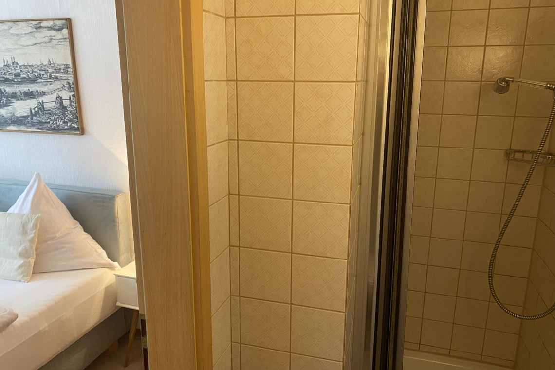 Gemütliche FeWo in Bad Wiessee mit einladendem Schlafzimmer und modernem Bad. Ideal für Erholungssuchende.