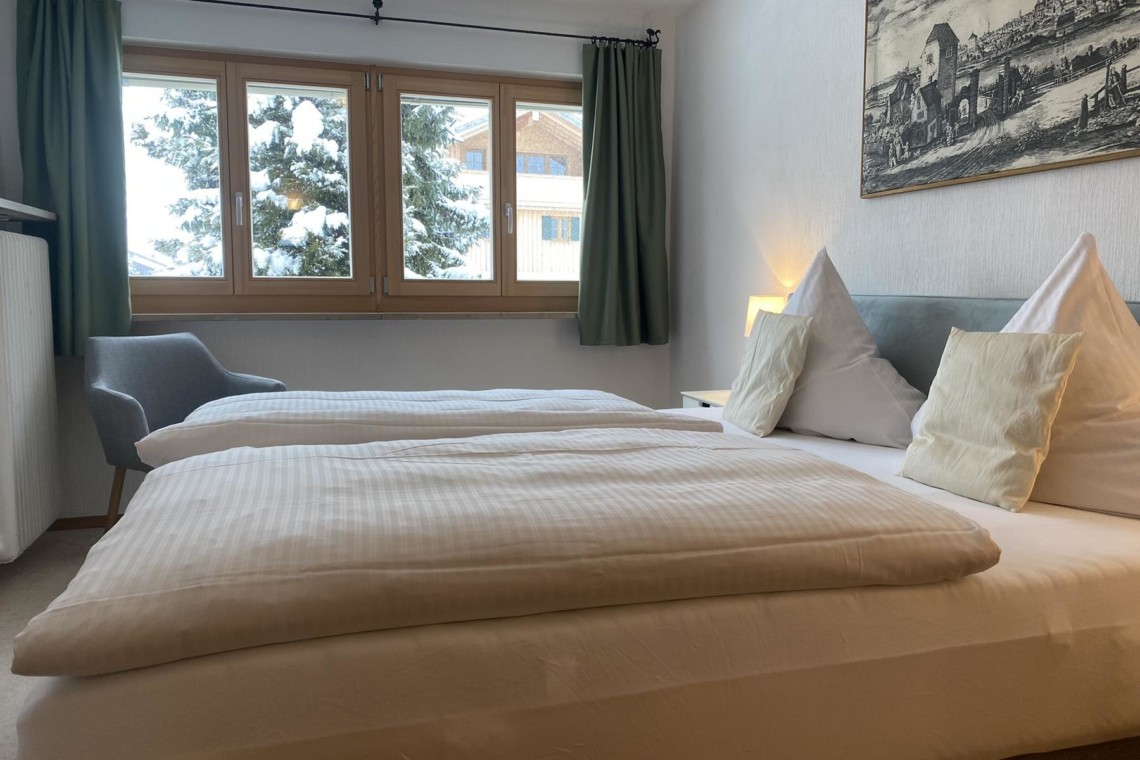Gemütliches Schlafzimmer in Bad Wiesseer FeWo mit Balkon, stilvoll & ideal für Erholung.