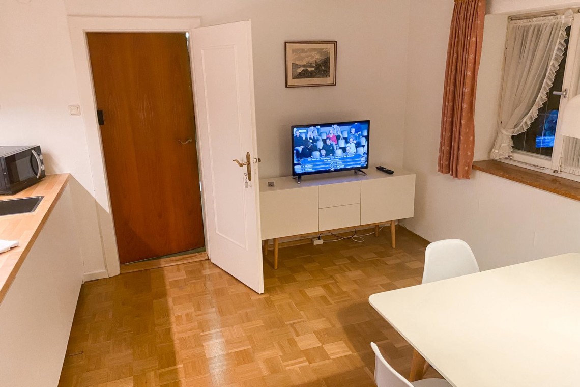 Gemütliche FeWo in Bad Wiessee mit TV, Essbereich und heller Ausstattung - ideal für Ihren Urlaub.