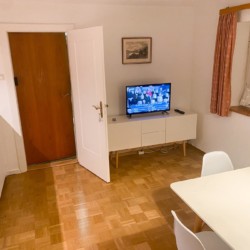 Gemütliche FeWo in Bad Wiessee mit TV, Essbereich und heller Ausstattung - ideal für Ihren Urlaub.
