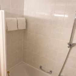 Sauberer, heller Duschbereich in einem gemütlichen Ferienapartment in Bad Wiessee. Ideal für den entspannten Urlaub.