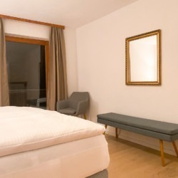 Gemütliches Schlafzimmer in FeWo mit Balkon, ideal für Entspannung und Erholung in Bad Wiessee.