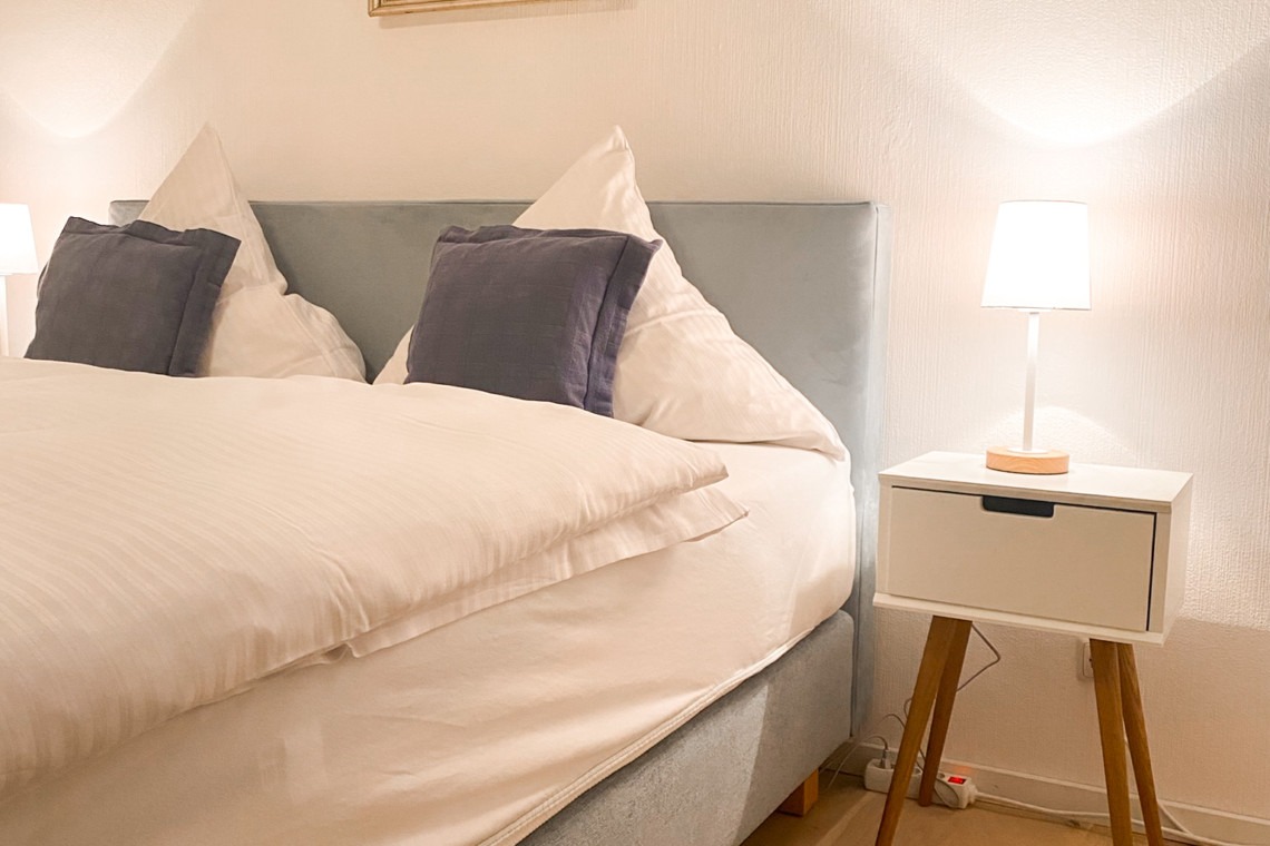 Gemütliches Schlafzimmer in Ferienwohnung, Bad Wiessee – ideal für Entspannung.