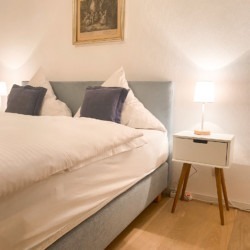 Gemütliches Schlafzimmer in Ferienwohnung, Bad Wiessee – ideal für Entspannung.