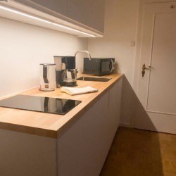 Gemütliche Küche in rustikaler FeWo in Bad Wiessee mit Balkon – ideal für den Urlaub in der Natur. Buchen Sie jetzt auf stayfritz.com!