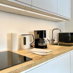 Moderne Küche in Ferienwohnung, Bad Wiessee. Komfortabel eingerichtet mit Kaffeemaschine und Mikrowelle.