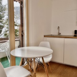 Helle Ferienwohnung mit moderner Küche und Blick auf verschneite Natur in Bad Wiessee.