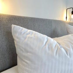 Gemütliches Bett in Ferienwohnung "Entspannt am Tegernsee", Bad Wiessee. Ideal für Erholung. Buchen auf stayfritz.com.