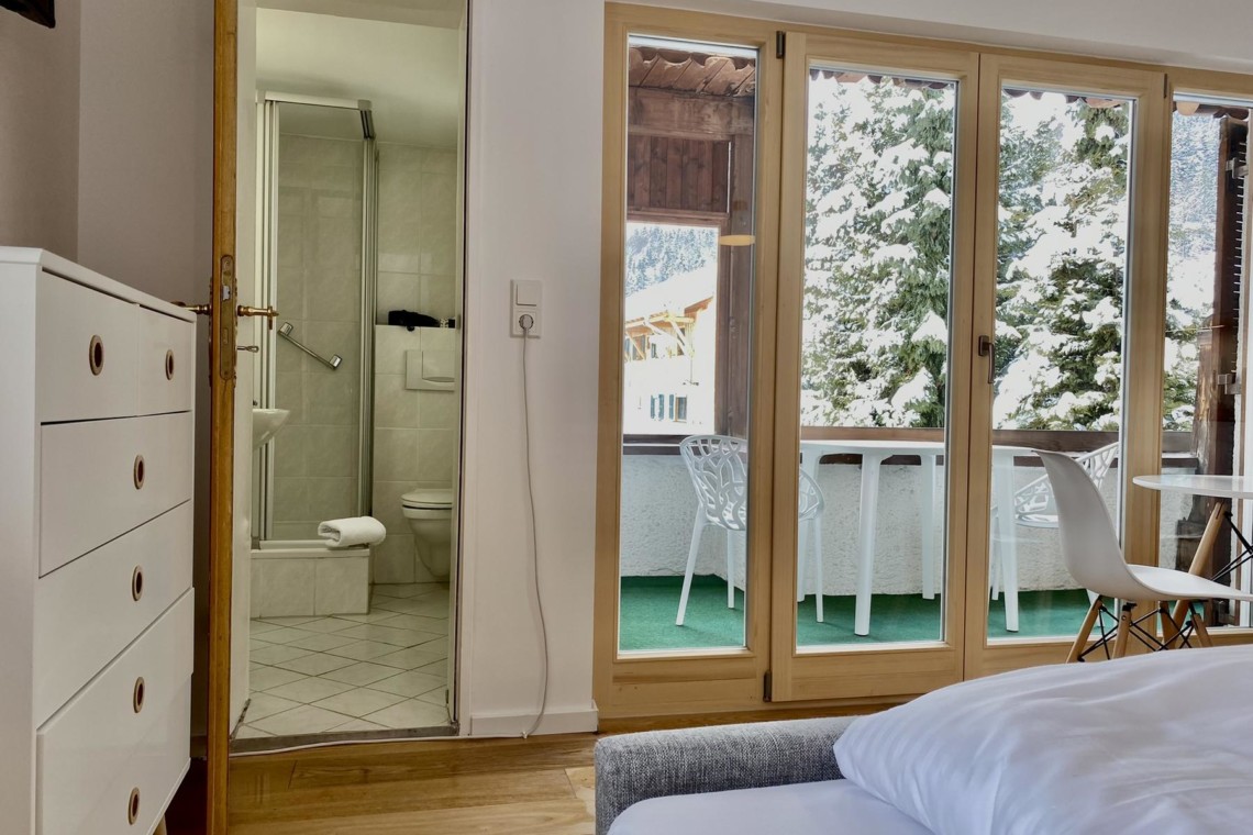 Gemütliches Zimmer mit Balkonblick auf Schnee in Bad Wiessee, ideal für Erholung.
