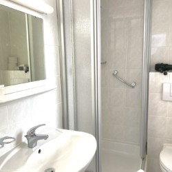 Helles, sauberes Badezimmer in Ferienwohnung am Tegernsee, ideal für einen entspannten Urlaub in Bad Wiessee.