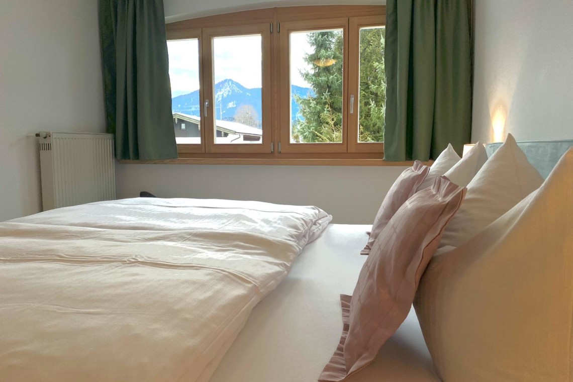 Helle FeWo in Bad Wiessee mit Komfortbett & Bergblick vom Südbalkon – perfekt zum Entspannen!