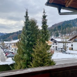 Blick vom Südbalkon einer gemütlichen FeWo in Bad Wiessee, umgeben von Alpenpanorama und idyllischem Dorfcharakter.