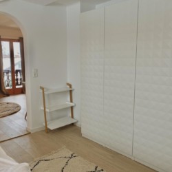 Helle Ferienwohnung in Bad Wiessee mit stilvollem Interieur, gemütlicher Einrichtung und Balkonzugang. Ideal für Ihren Urlaub!