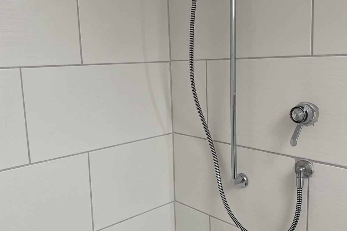 Moderne, saubere Dusche in der Ferienwohnung in Bad Wiessee. Ideal für den Erholungsurlaub.