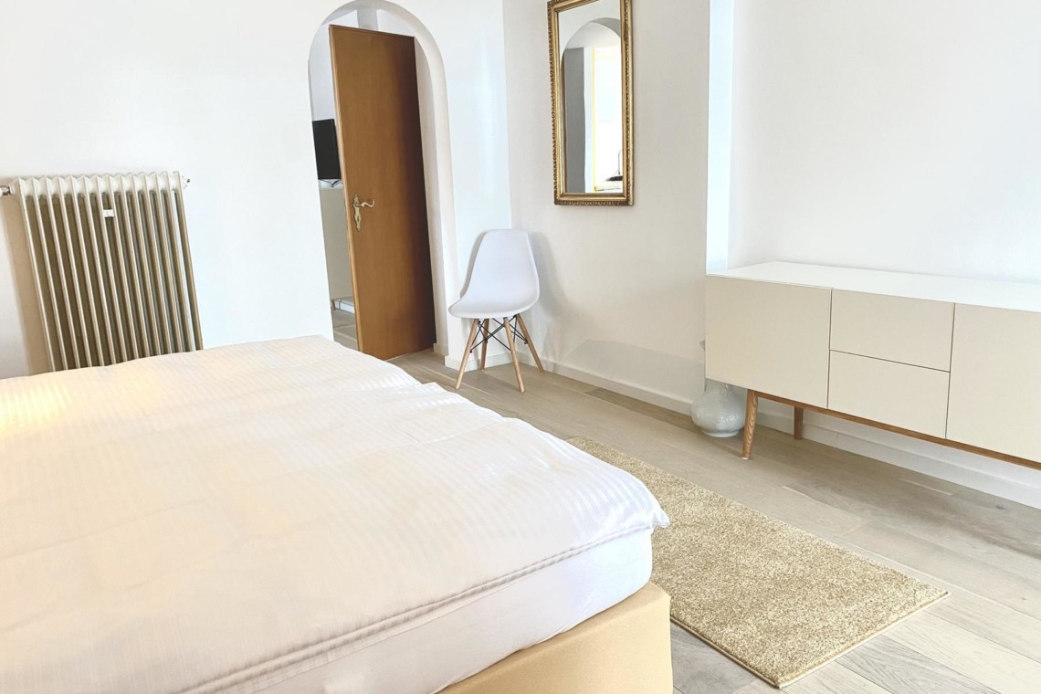 Gemütliches, helles Dachgeschosszimmer in Bad Wiessee, ideal für erholsame Tage. Buchbar auf stayfritz.com.