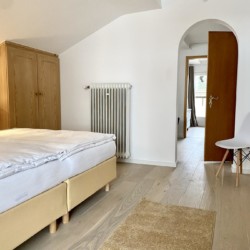 Gemütlich-modernes Dachgeschosszimmer in Ferienwohnung, Bad Wiessee, hell und einladend, ideal für Urlaub.
