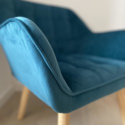 Gemütlicher blauer Sessel in stylischer Dachgeschosswohnung, ideal für Urlaub in Bad Wiessee.