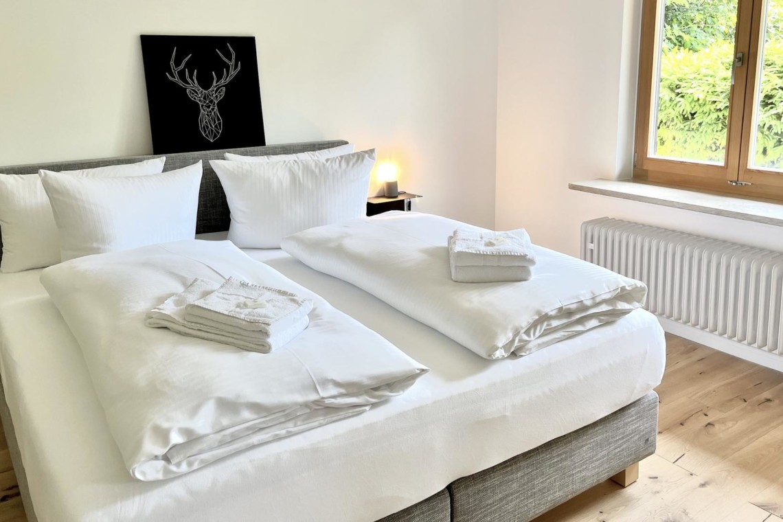 Gemütliches & helles Schlafzimmer in Rotach-Egern Ferienwohnung, moderner Stil, ideal für Erholung.