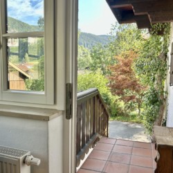 Gemütliches Apartment "Huberspitz" in Hausham mit Balkonblick auf die idyllische Natur. Buchen Sie jetzt Ihren Traumurlaub auf stayfritz.com!