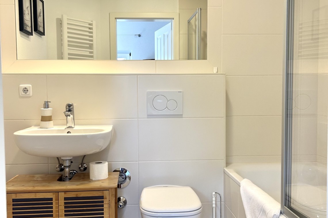 Helles, modernes Badezimmer im Apartment "Huberspitz", ideal für einen komfortablen Aufenthalt in Hausham. #Ferienwohnung #Hausham