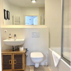 Helles, modernes Badezimmer im Apartment "Huberspitz", ideal für einen komfortablen Aufenthalt in Hausham. #Ferienwohnung #Hausham