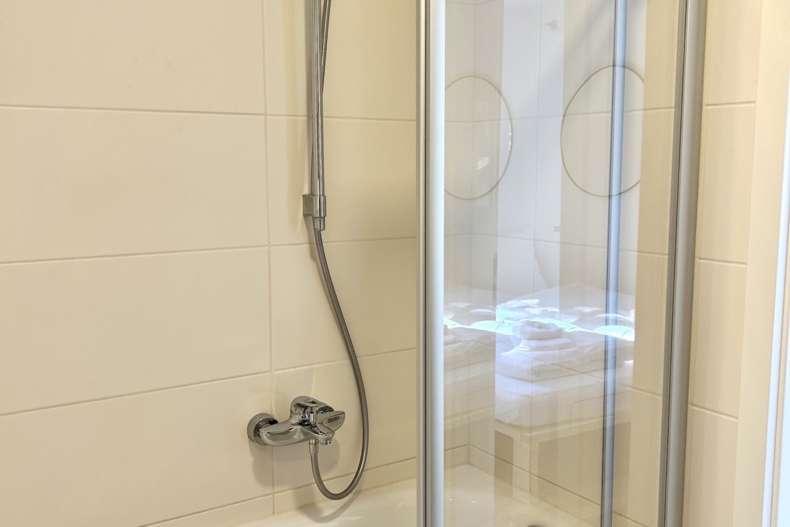 Helles, modernes Bad in Haushams Ferienwohnung "Huberspitz" – ideal für Ihren Komfort.