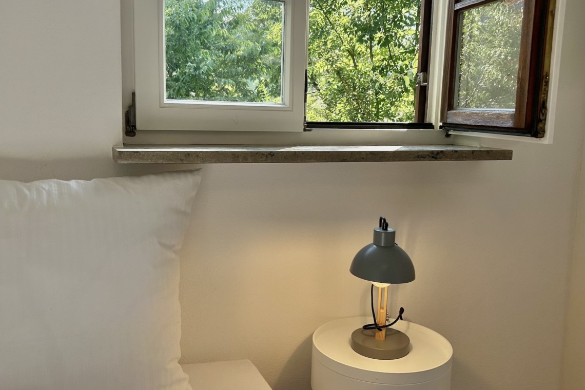 Helles, gemütliches Zimmer in Hausham mit grünem Ausblick, ideal für erholsame Ferien.