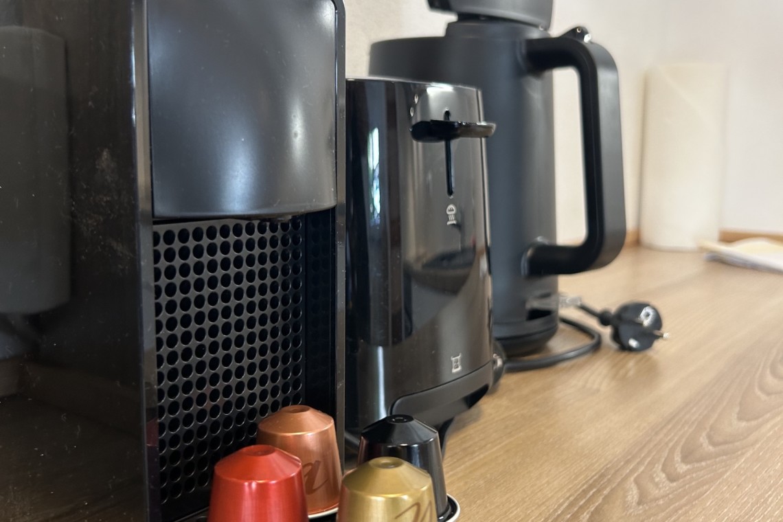 Moderne Küchenausstattung in Hausham Ferienwohnung: Kaffeemaschine & Wasserkocher für Komfort.