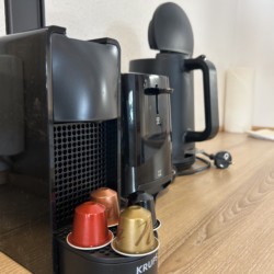 Moderne Küchenausstattung in Hausham Ferienwohnung: Kaffeemaschine & Wasserkocher für Komfort.