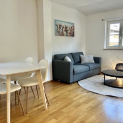 Helles, stilvolles Apartment "Huberspitz" in Hausham mit gemütlichem Sofa, Esstisch und moderner Einrichtung für einen entspannten Urlaub.