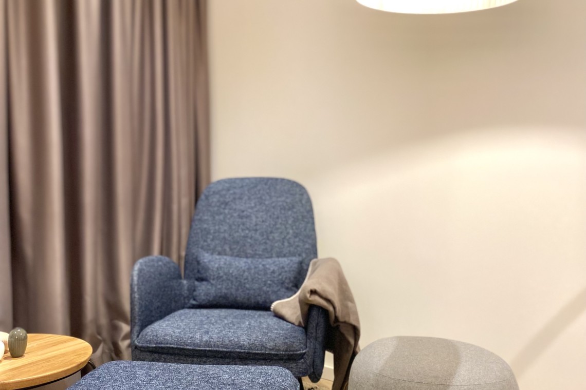 Gemütliches City Loft "O.2" in Bad Wiessee mit stylischem Sessel-Set, ideal für Entspannung und Wohlfühlmomente.