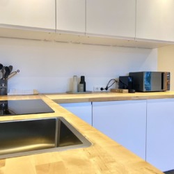 Moderne Küche im City Loft "O.4" in Bad Wiessee, ideal für Urlaub mit Stil.