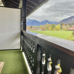 Gemütlicher Balkon mit Bergblick in Bad Wiessee, ideal für entspannte Auszeit.