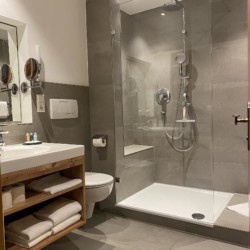 Modernes Bad in Ferienwohnung Bad Wiessee, perfekt für entspannte Auszeit.