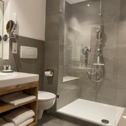 Modernes Bad in Ferienwohnung, Bad Wiessee. Ideal für Homeoffice oder Erholung.