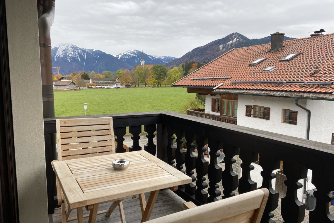 Gemütlicher Balkon mit Bergblick in Bad Wiessee, ideal für eine Auszeit am See.