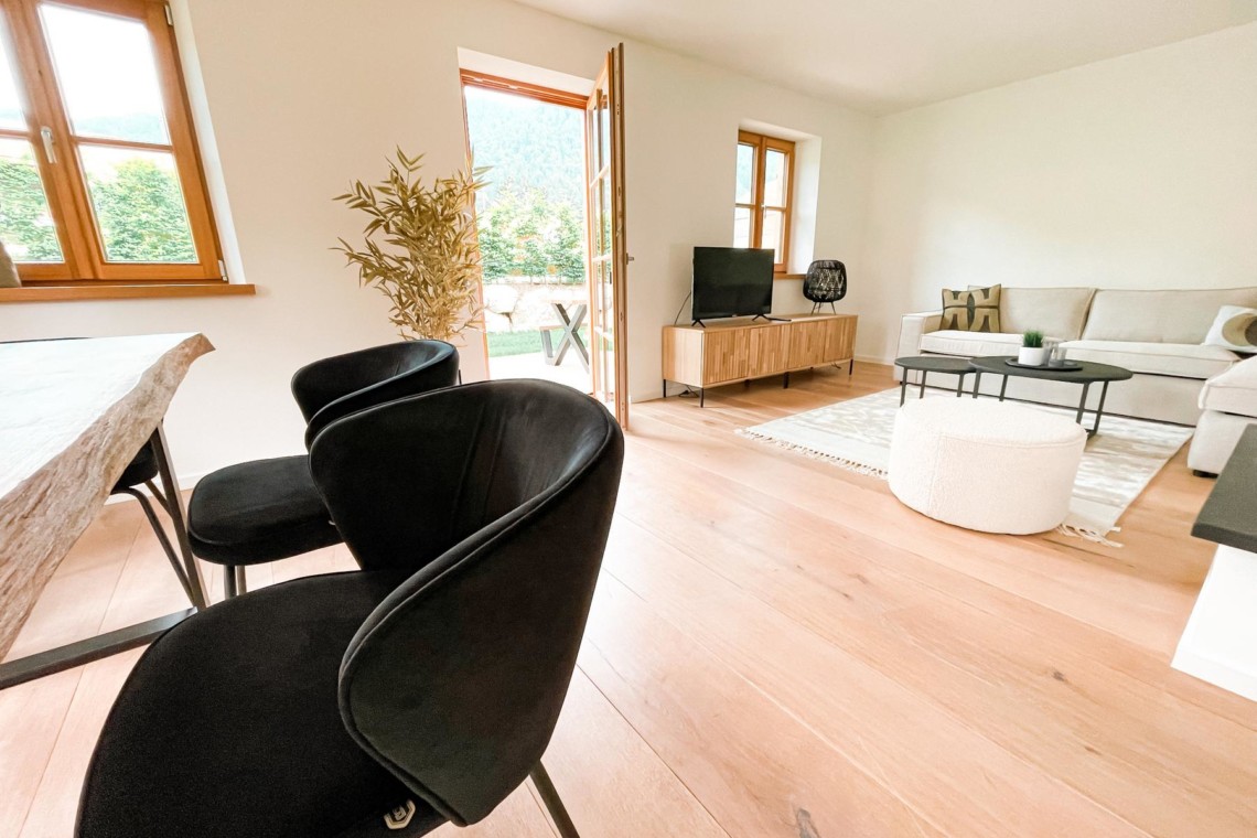 Moderne, helle Ferienwohnung in Kreuth mit gemütlichem Wohnzimmer, stilvoller Einrichtung und viel Tageslicht.