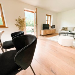 Moderne, helle Ferienwohnung in Kreuth mit gemütlichem Wohnzimmer, stilvoller Einrichtung und viel Tageslicht.