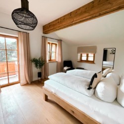 Gemütliches, helles Schlafzimmer in Kreuther Ferienwohnung, ideal für Erholung.