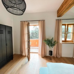 Helles, stilvolles Zimmer in Kreuth mit Balkon – ideal für eine Auszeit in den Bergen.