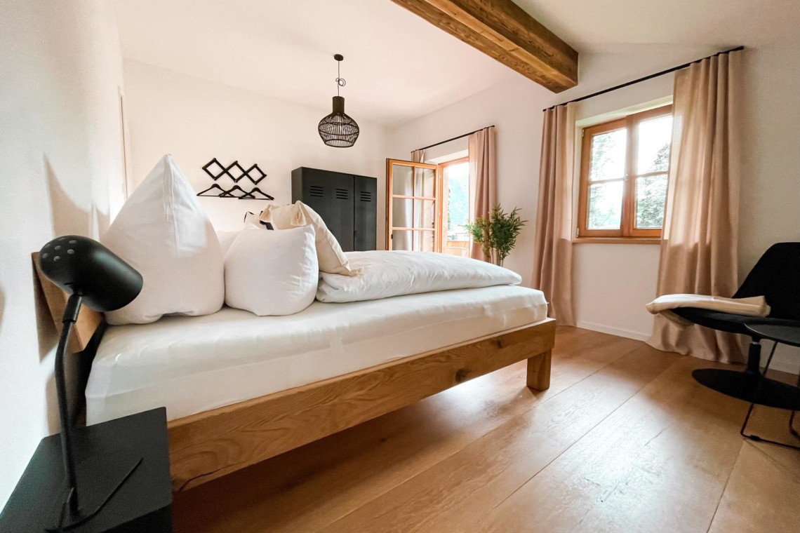 Gemütliches Schlafzimmer in Kreuther Ferienwohnung, hell & stilvoll, perfekt für Urlaub im Grünen. #FerienKreuth