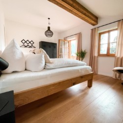 Gemütliches Schlafzimmer in Kreuther Ferienwohnung, hell & stilvoll, perfekt für Urlaub im Grünen. #FerienKreuth