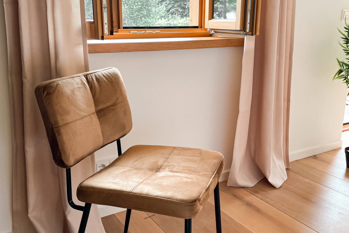 Gemütlicher Raum mit Stuhl, Fensterblick in Kreuth, modernes Interieur für entspannten Urlaub. #Ferienwohnung #Kreuth #Erholung