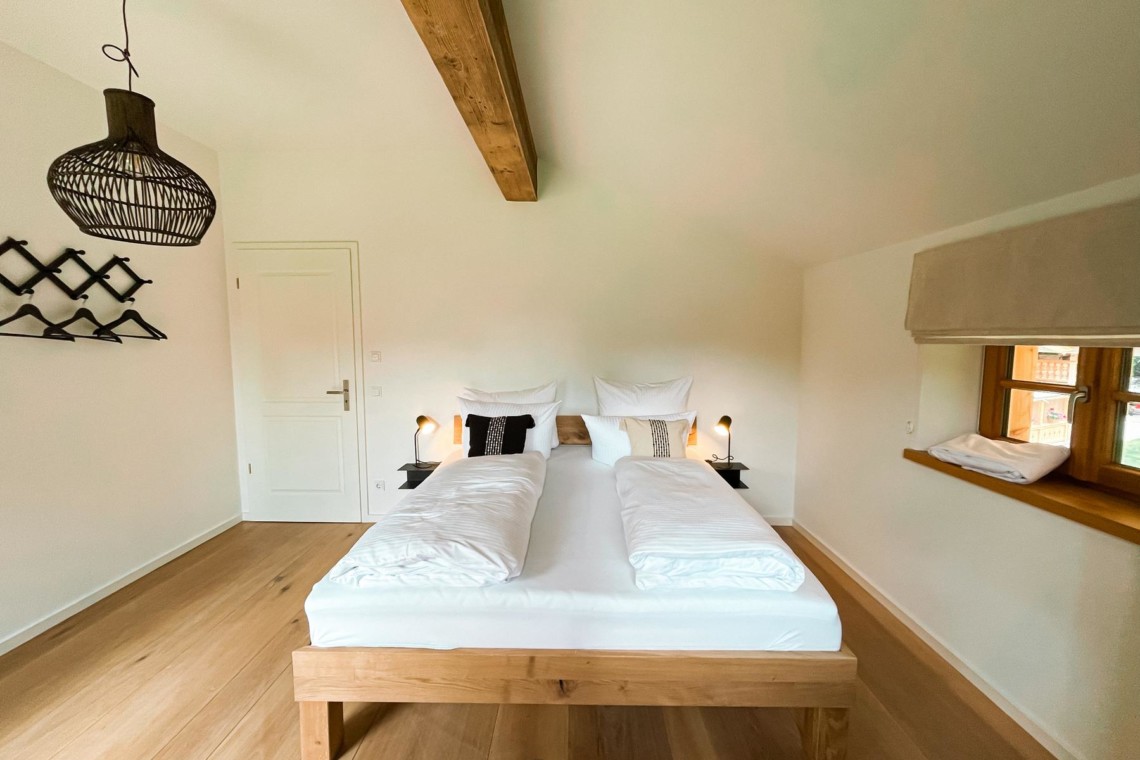 Gemütliches, helles Schlafzimmer in Kreuther Ferienwohnung, ideal für Erholungssuchende.