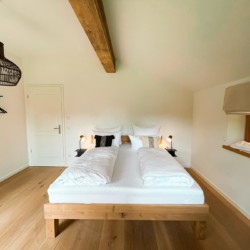 Gemütliches, helles Schlafzimmer in Kreuther Ferienwohnung, ideal für Erholungssuchende.